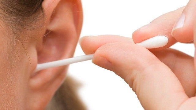 Veja a maneira correta de limpar o ouvido em 6 passos simples