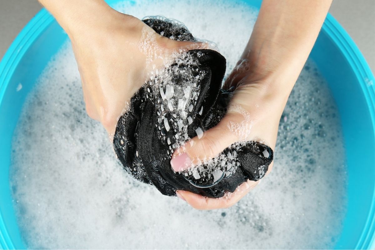 truques incríveis de como lavar roupa preta à mão e preservar sua cor