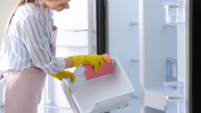 3 Misturinhas para limpar geladeira e eliminar o odor
