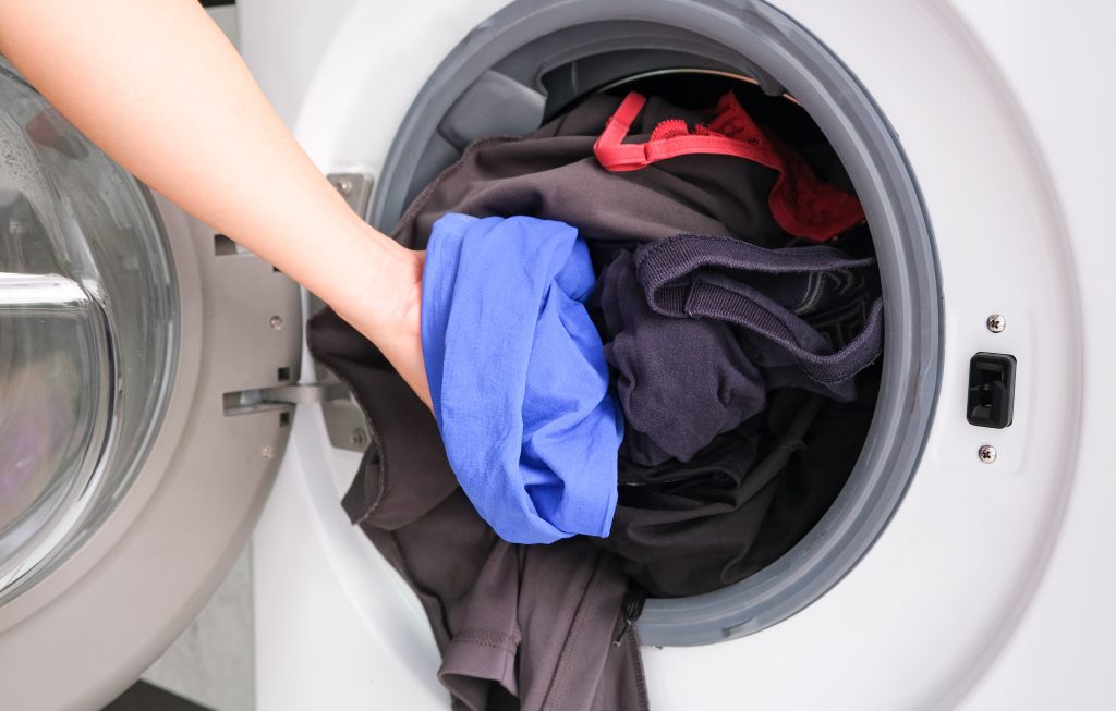 Como lavar roupas que soltam tinta?