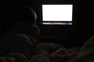 Ver televisão no escuro faz mal? O que dizem os especialistas?