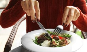 Como comer com garfo e faca