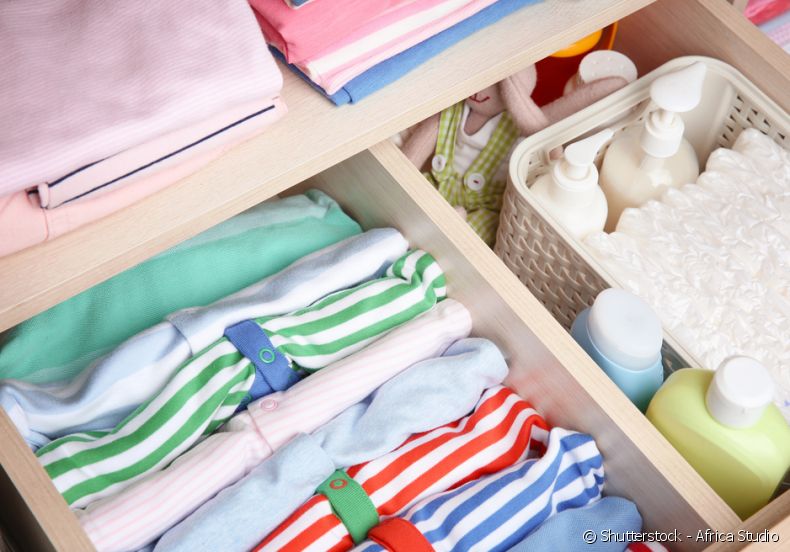 Como arrumar a roupa do bebê na cômoda
