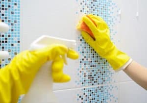 Como limpar azulejos do banheiro