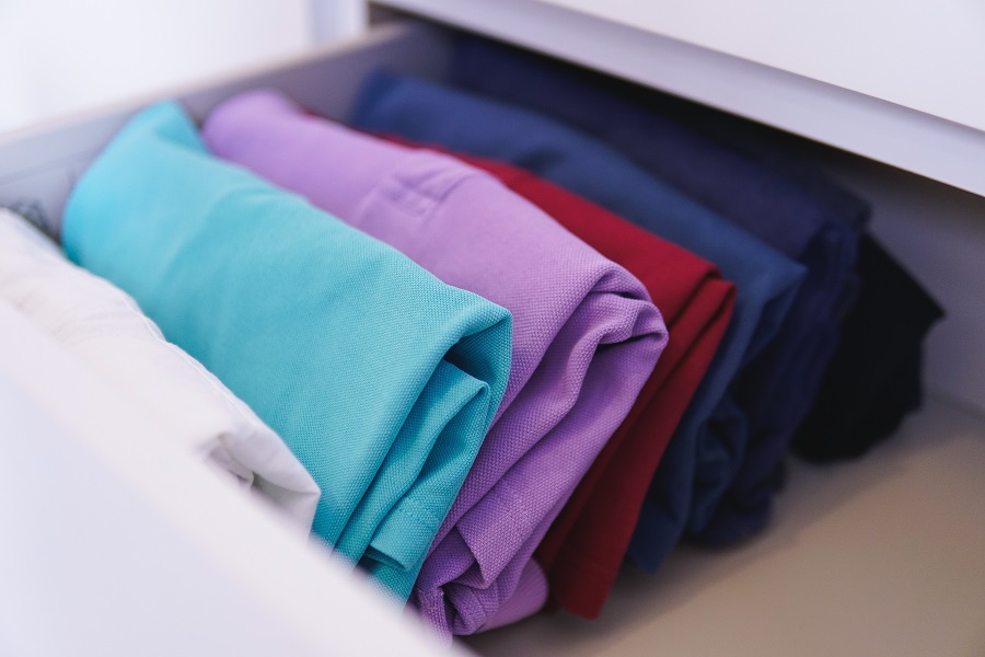 Como organizar camisas no guarda roupa