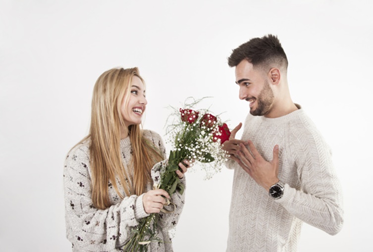 homen recebendo flores