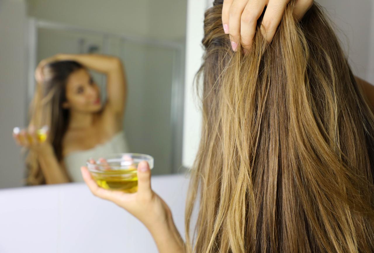 Posso usar óleo no cabelo todos os dias?
