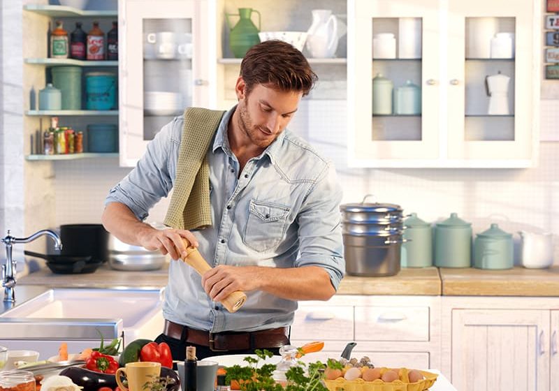 homem cozinhando